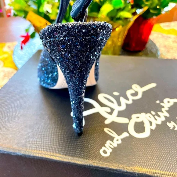 SOLD
Alice and Olivia Stilettos 39 EU , fits like a US size 7 1/2 - 8 . - Picture 1 of 6